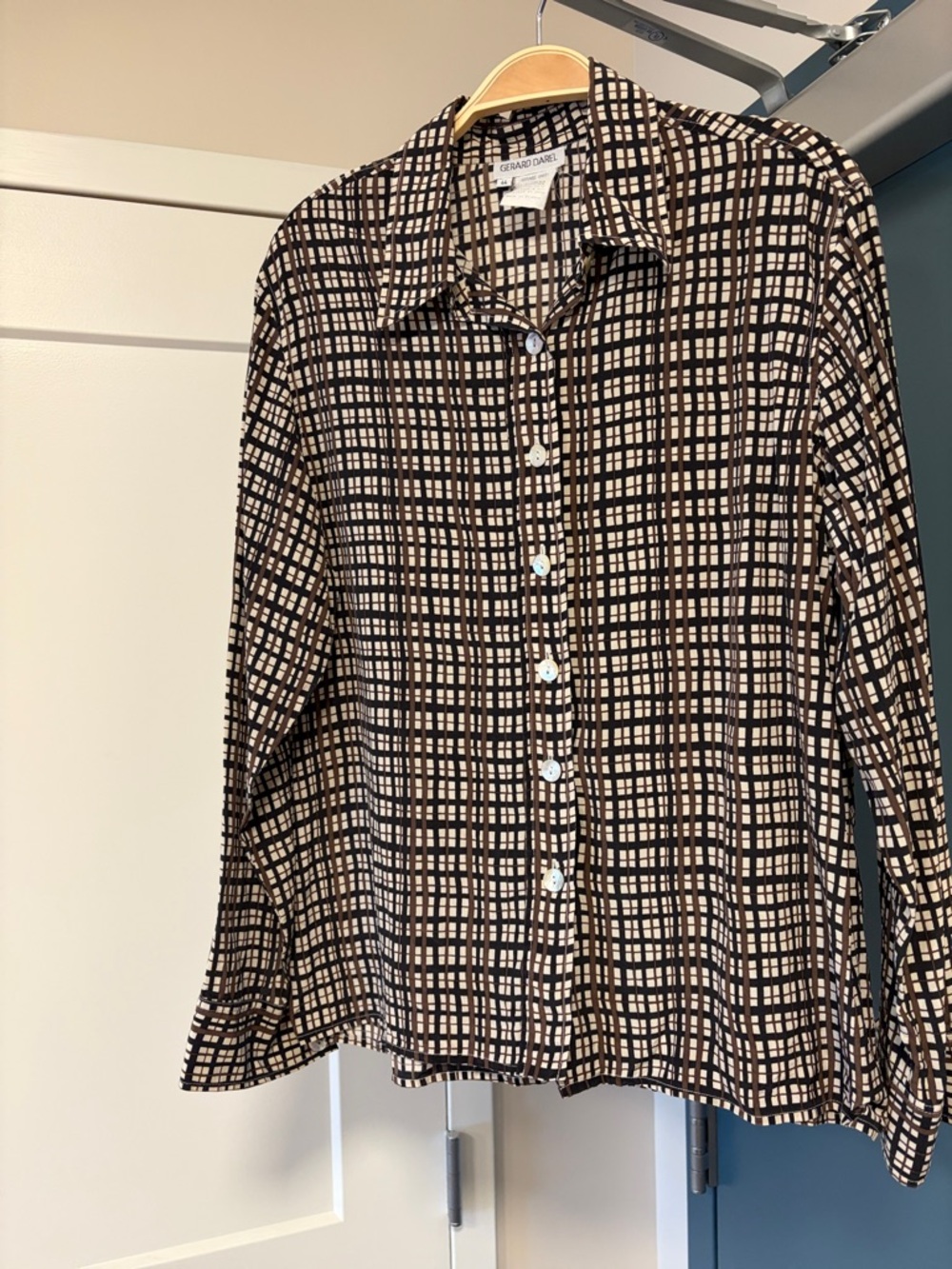 Gerard Darel silk  Button-Down Shirt blouse . Made in France size 44.